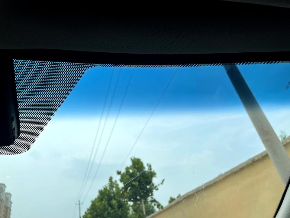 丰田凯美瑞 前挡风玻璃贴完膜以后发现上当有一段是蓝色的，是什么原因有知道的吗？
