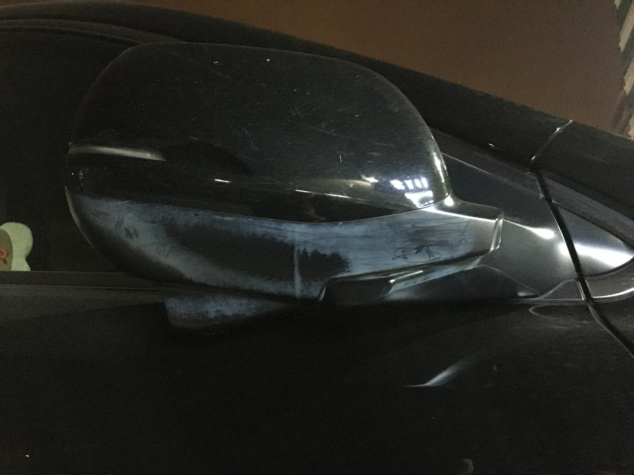 本田CR V 我是21款 黑爵士 四驱汽油版的CRV，前段时间下了雨后，右侧倒车镜出现白色的东西，轻微刮有刮痕，但却洗不