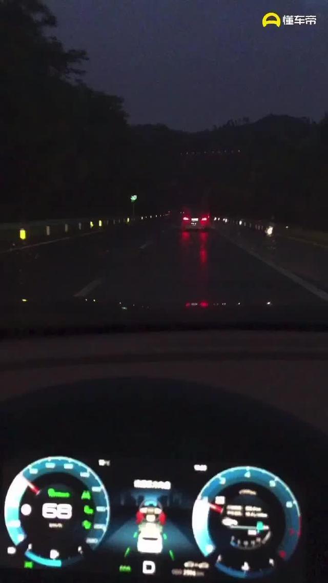 捷途x70 plus 黑捷途灯光亮度不够我第一个不同意，视频里捷途顶配车晴天雨天的车灯亮度吊打吉利哈佛长安比亚迪任何车型。