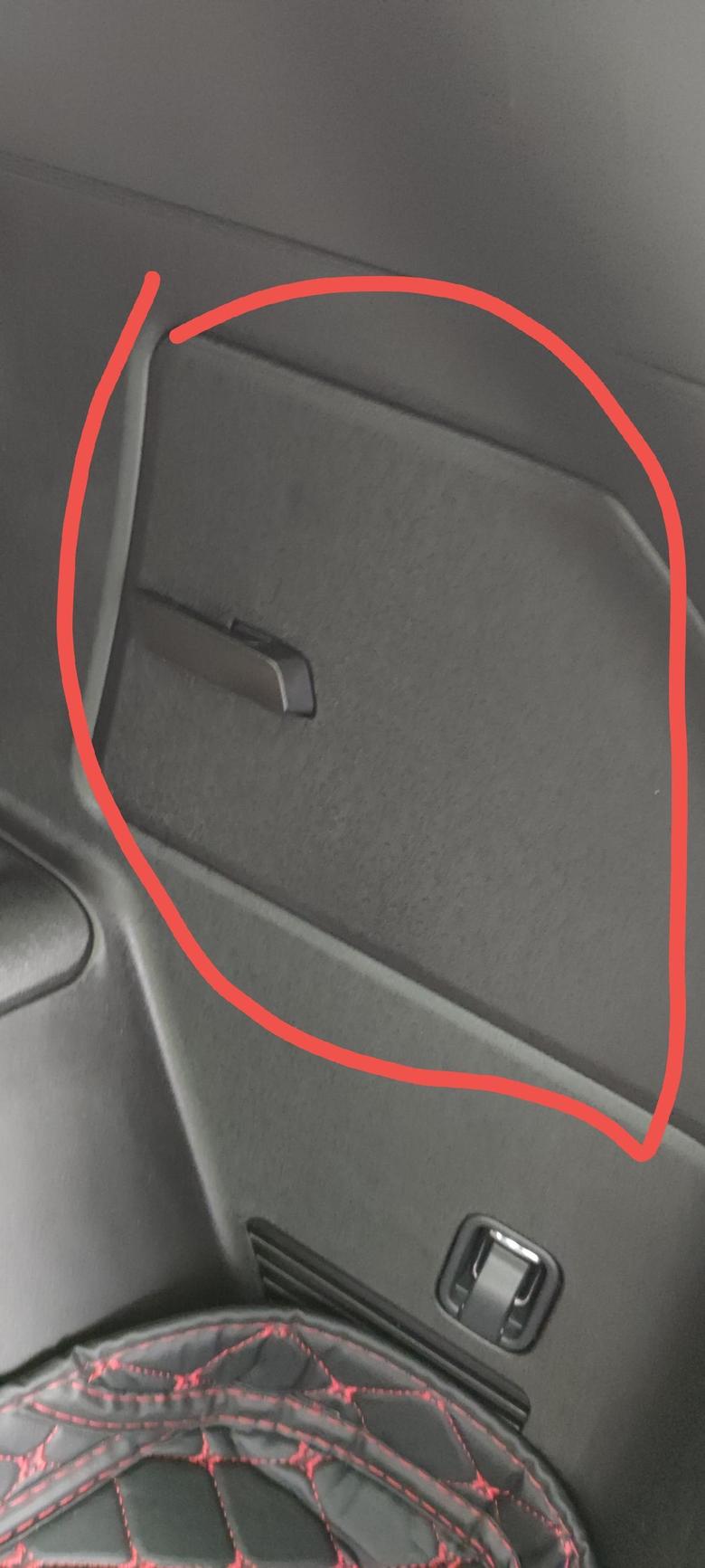 捷途x70 plus 如图，后备箱侧面这个盖板是干啥的？左右各一个，上面有个扳手也扳不动，不知里面是否藏有宝藏。