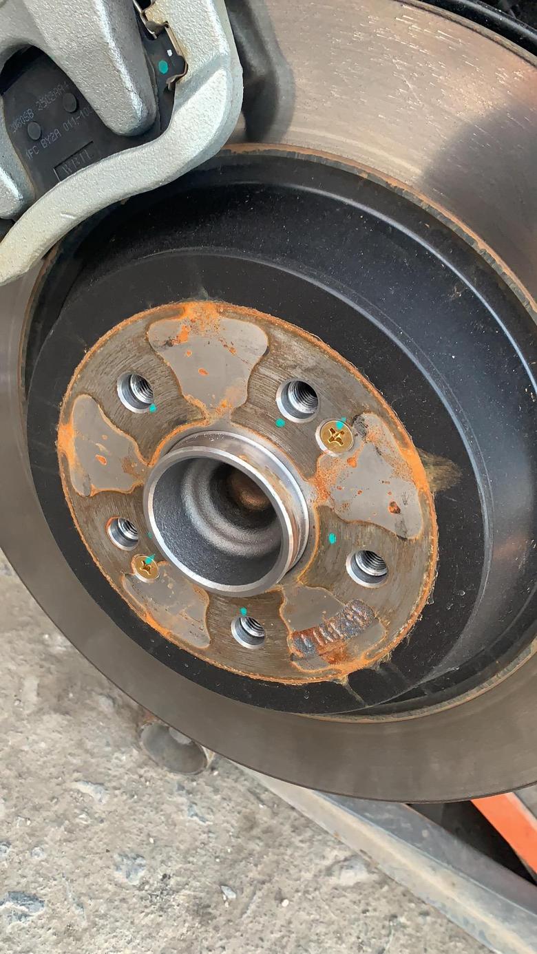 捷途x70 plus 今天左后方轮胎高速爆胎，来到修理厂拆下来看了一下，这种刹车盘是不是正常现象？