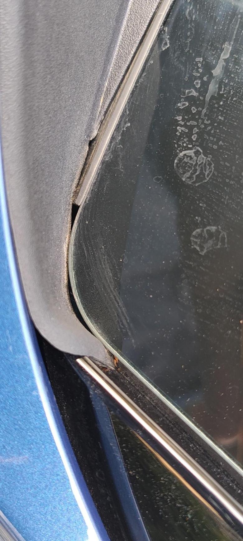 冒险家 刚提的车，昨天擦前窗右侧下方，发现有明显的缝隙。请问各位大神，这是正常吗?