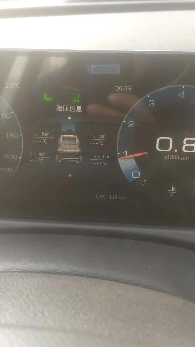 捷途x70 plus 为什么车子启动后胎压监测不显示还有百公里油耗。新车