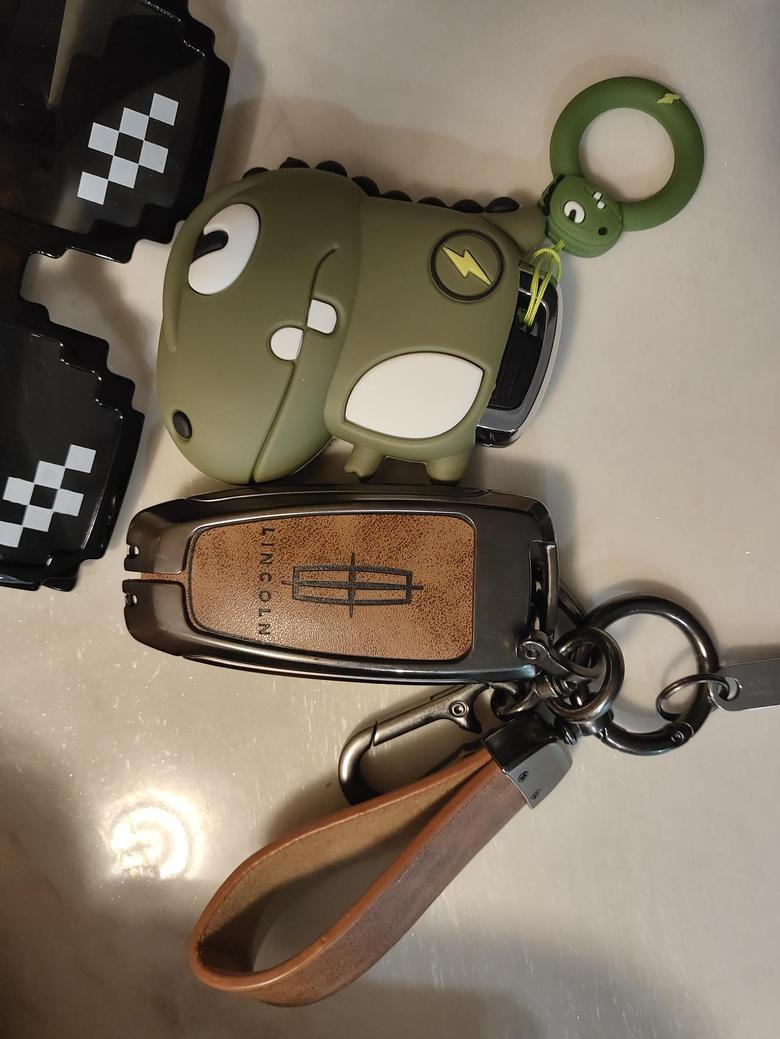 冒险家 车钥匙也要好好保护10月初定车，21号提车，提车之前就在某宝上看有哪些小东西需要添置的了，最先想到的就是车钥匙套，哈哈，车子要好好爱护，当然车钥匙也要给它保护好，分享一下我的两款车钥匙套，一个30岁的大男人也要有可爱模样。