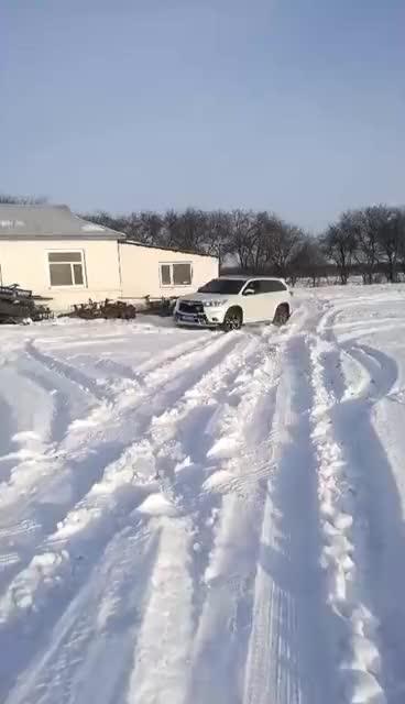 汉兰达 大哥有车就是任性，不装防滑链，就在雪地中乱窜