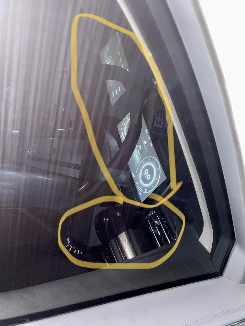 红旗hs5 4s店送的车膜贴好了之后，主副驾的玻璃反光仪表盘和中控台，特别明显，如图。有什么办法解决吗？