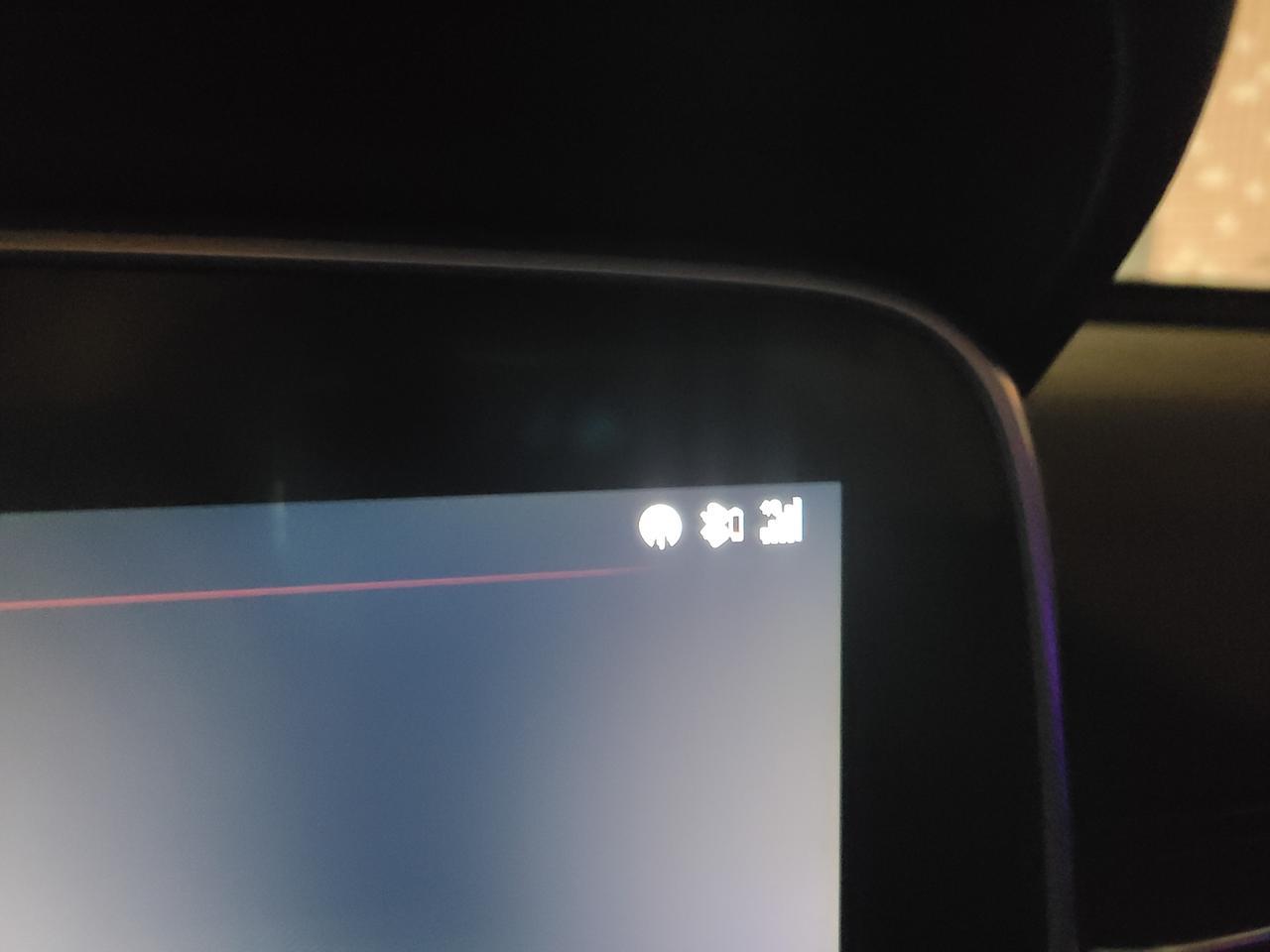 红旗hs5 汽车屏幕蓝牙右边电池显示红色低电量什么意思？要怎样处理？