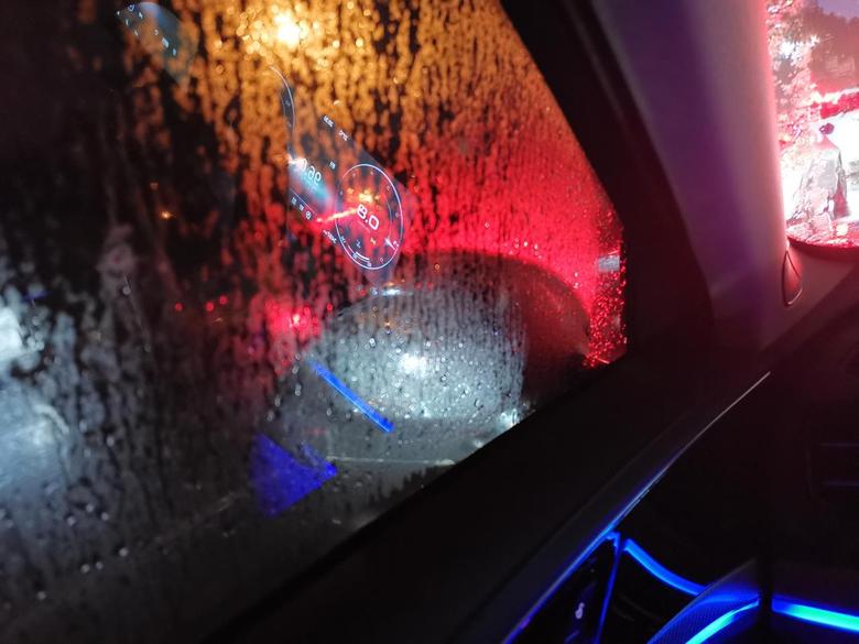 红旗hs5 下雨天，后视镜已经加热了，效果还不错。但是车窗上都是水，看不清后视镜，有什么好办法处理吗？