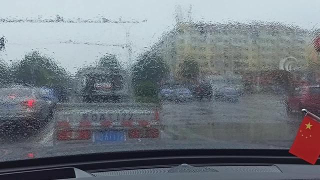 车友们来看看红旗HS5自动雨刷就是不给我刮，开低速雨量还没那么大，自动吧还不给我刮，都烦死我了