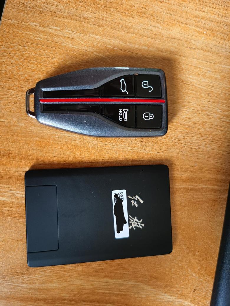 红旗hs5 备用的卡片钥匙比主钥匙高档多了，除了没按键
