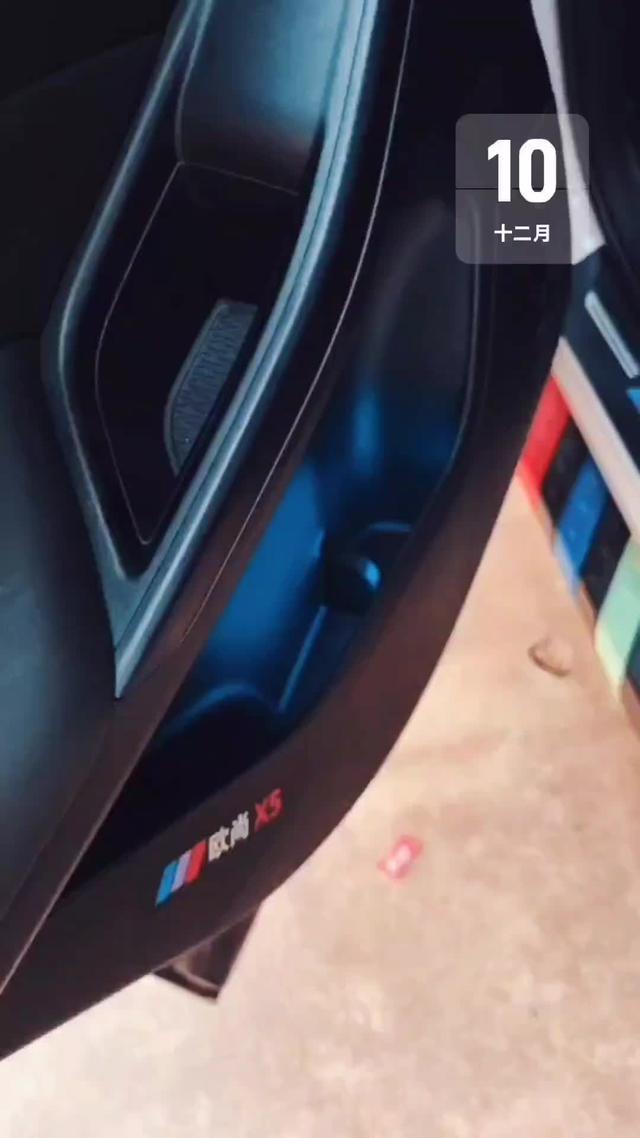 长安欧尚x5 今日在4S安装完中网装饰灯+车内氛围灯+电动尾门+脚踏板，不错了！