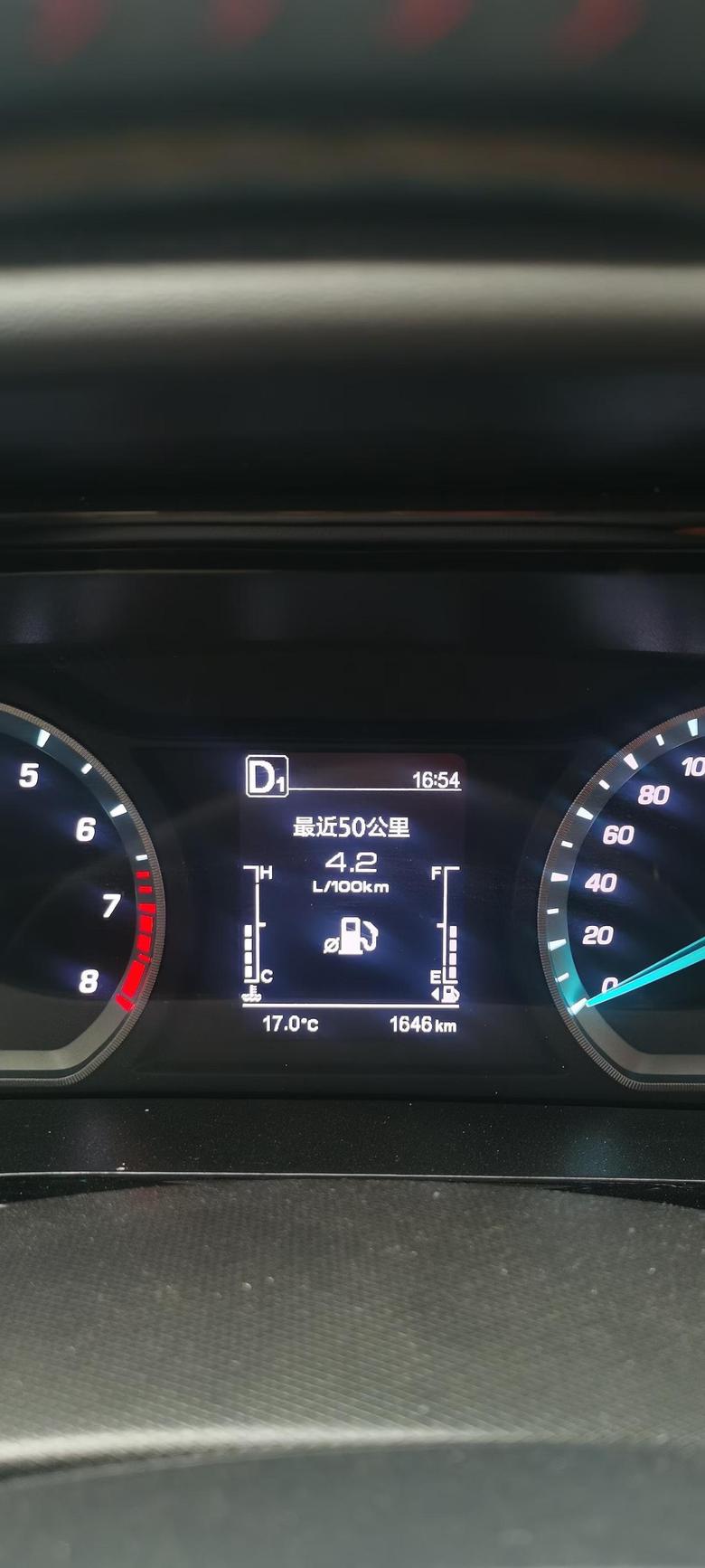 长安欧尚x5 累计平均油耗6.8，高速公路5.5，最近50公里4.2，油耗还是很不错的。