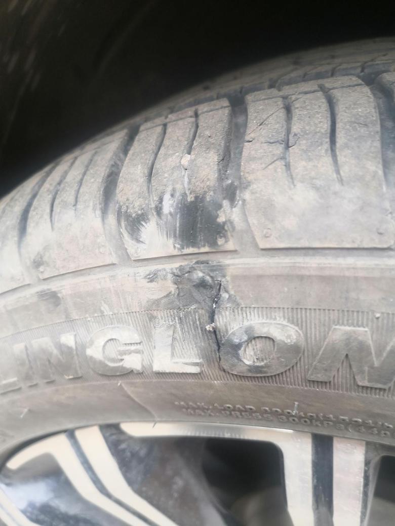 长安欧尚x5 轮胎侧面破了个口子，不小，但是没有漏气，这样的该怎么弄？直接换吗？还是可以补