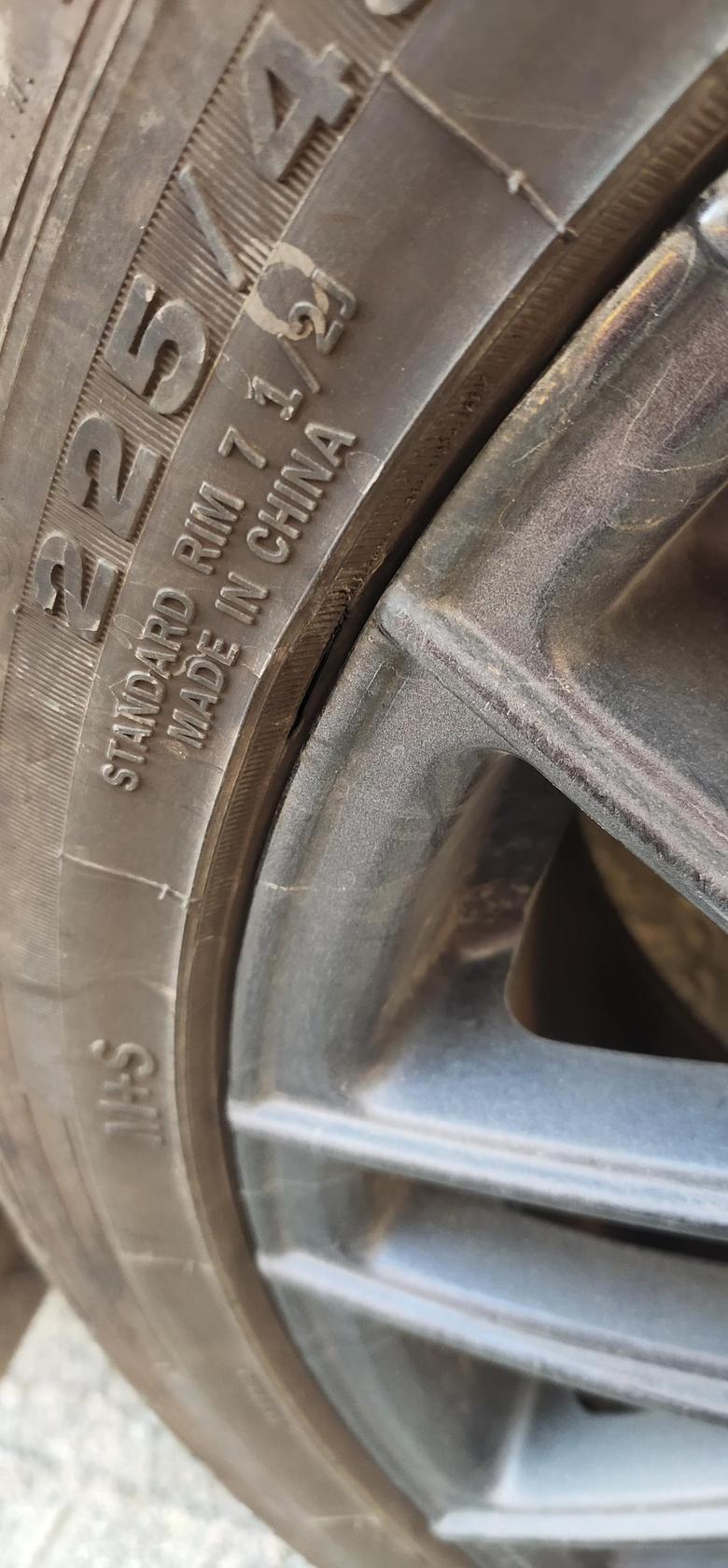长安欧尚x5 请问各位车友轮胎边上烂了一条缝，需要换吗？真的舍不得换呀，车才买了四个月，我就已经换了两条了。这原装胎太不耐造了。