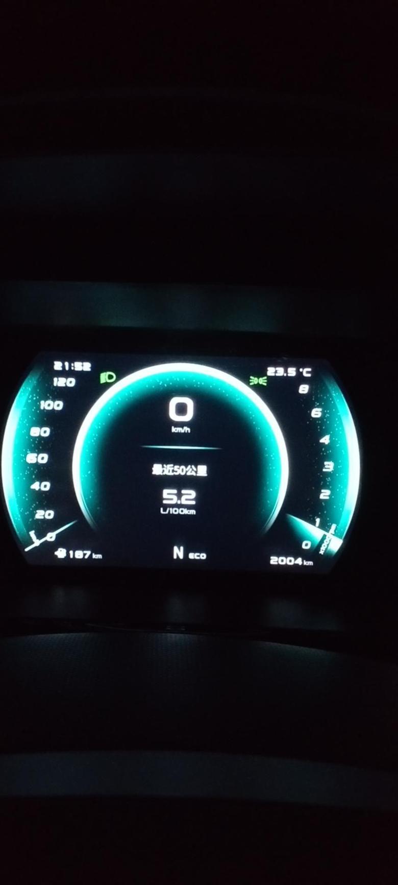 长安欧尚x5 1.5尊贵型，开了2000公里整。高速油耗最低5.2个，速度在95迈。这个油表应该不准。