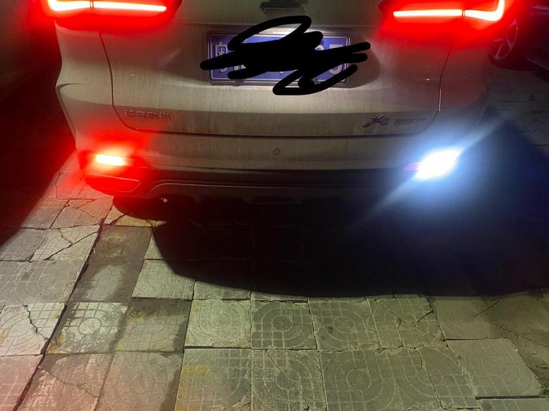 长安欧尚x5 各位大神老板为什么后车灯一边红一边白的呢，新车三个月没修过的，你们是这样的吗