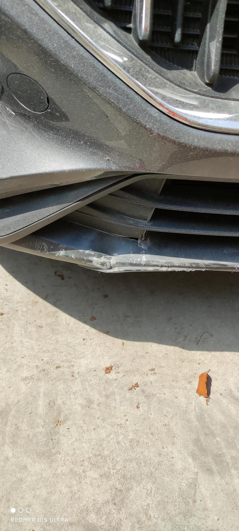 长安欧尚x5 新车子前保险杠撞裂了，是走保险还是自费？