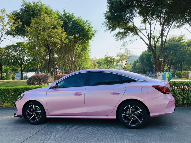 长安欧尚x5 小5也可以贴粉色车模吗？