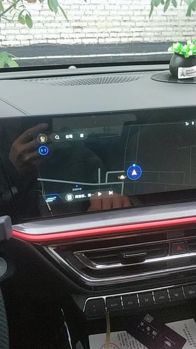 长安欧尚x5 不喜欢自动进自带的导航页，自己下载安装的还要划到最后才能打开，酷狗换歌还要屏幕上点，车友们有方法吗？