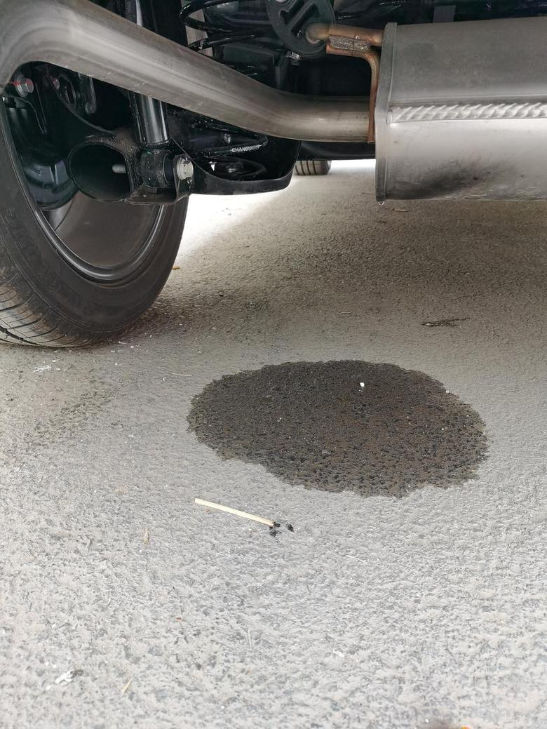 长安欧尚x5 开车回来停车排气管没滴水，这个下面滴水了，还熏黑了点，是坏了吗，