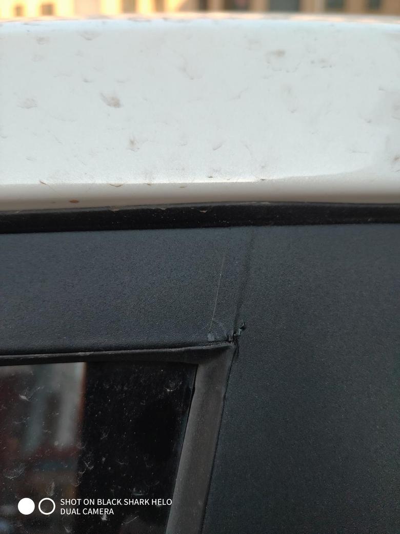 长安欧尚x5 朋友们，你们车门这里黑色边都是贴的吗？我的是贴的，撕开一块下面是白色的。