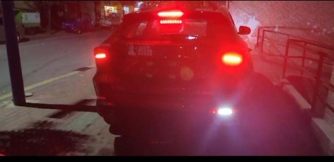 长安欧尚X5，晚上倒车的时候，下面白色的灯，一个亮了一个没有亮，正常吗？