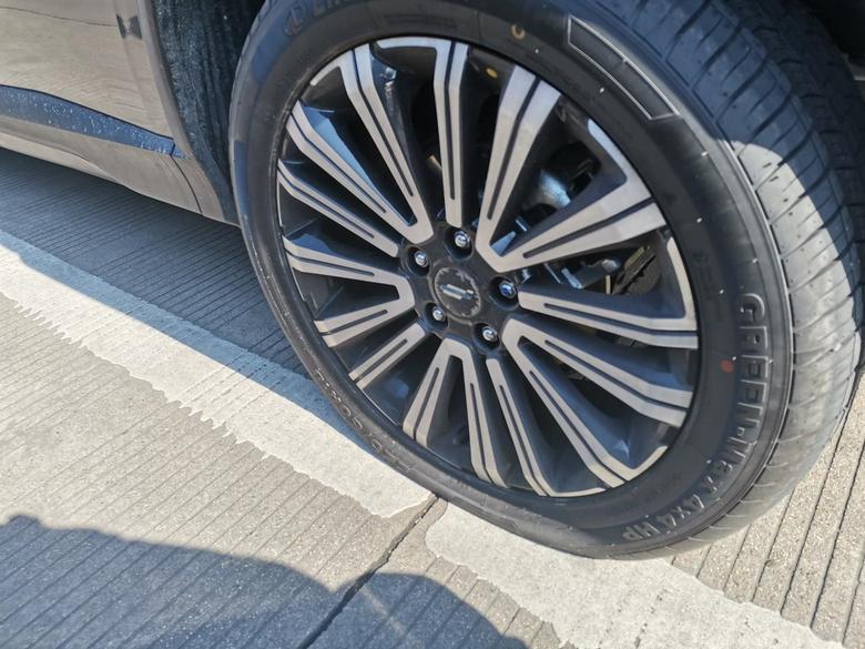 长安欧尚x5 问一下大家轮胎没气了为什么胎压监测还是正常的呢？还有无钥匙进去靠近车门不能打开锁必须要按门把手的按钮吗？