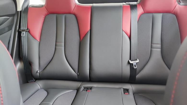 长安欧尚x5 后排中央座椅是软的吗？看着是硬座椅，舒适型怎么样？