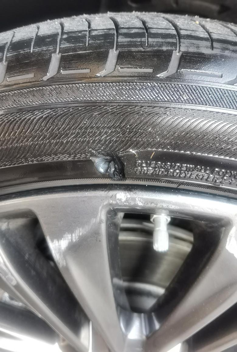 请教一下各位！轮胎上破损了个洞，问题大吗？如果要换需要多少钱呢？红旗H51.8T旗韵版20款