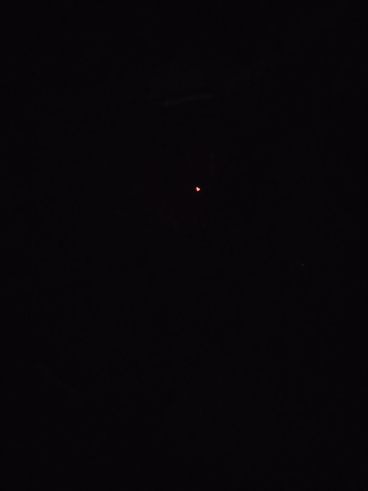 红旗h5 你们锁车后那个三角形的的灯光按键是亮着的吗？