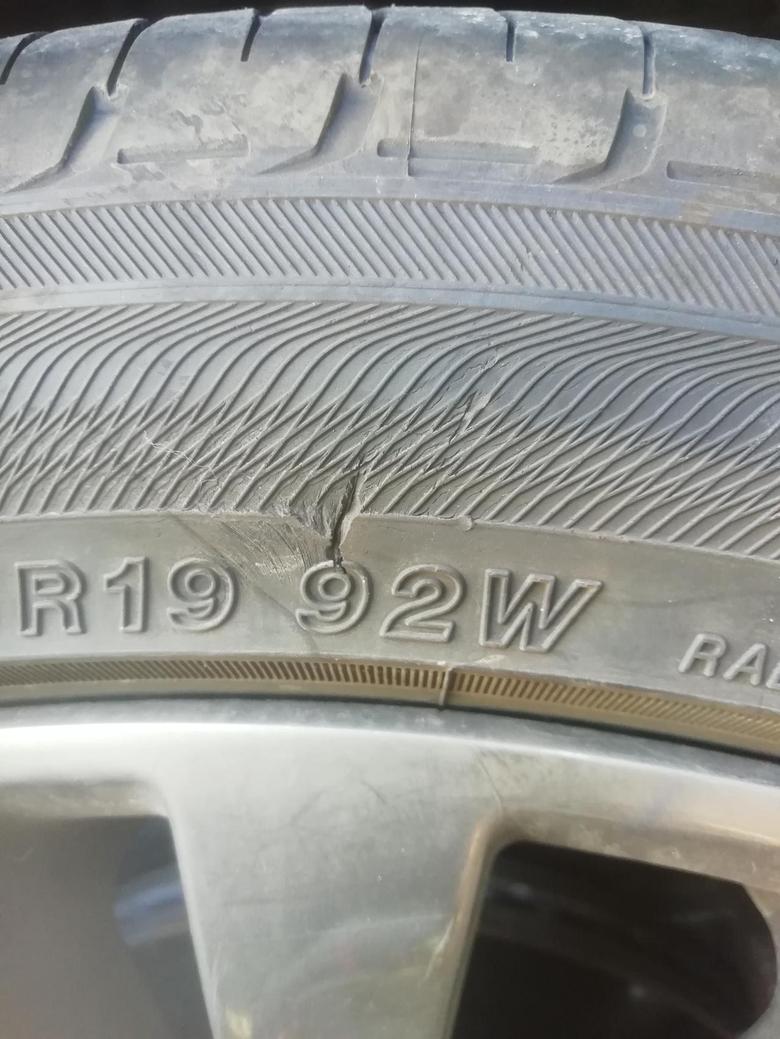 红旗h5 轮胎被蹭掉一点皮，有问题吗？