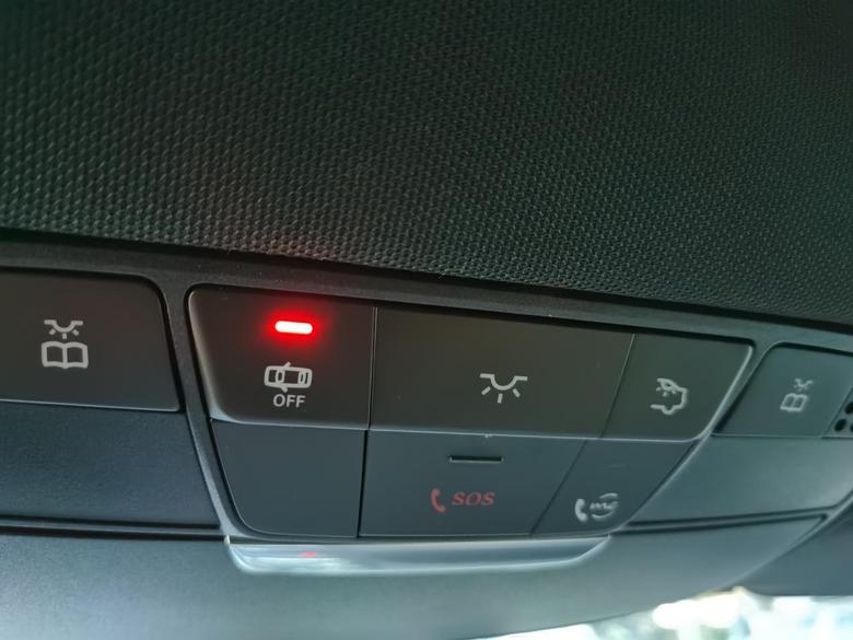 奔驰glc 请教各位大神，我车里前这个红灯就一直亮，这样正常吗？另外，车机屏幕中的右上角SoSNOTREADY标识总是出现，这是由于信号不好导致的吗？（车没缺芯片）