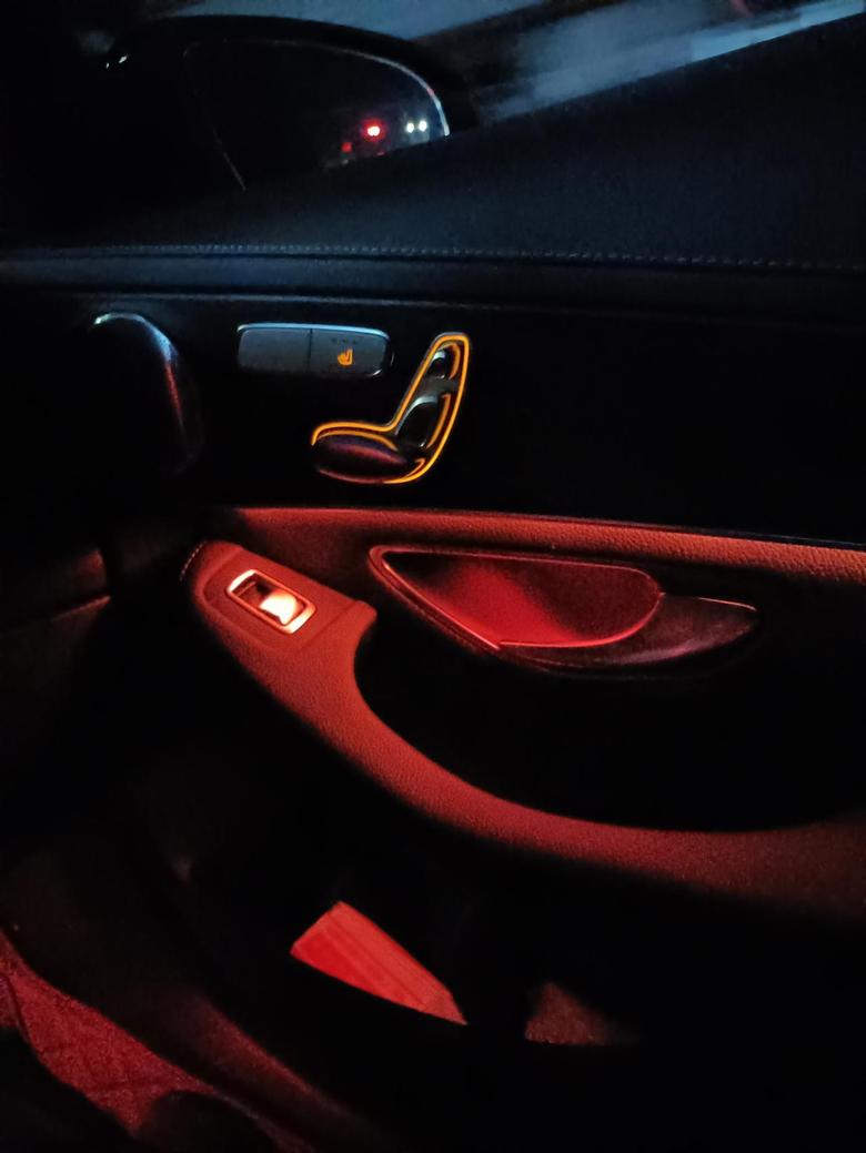 奔驰glc 车内氛围灯只有副驾驶亮其他三个门都不亮是怎么回事？
