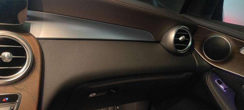 奔驰glc 2021款glc260豪华副驾驶没有氛围灯吗？如图位置是不是没有氛围灯