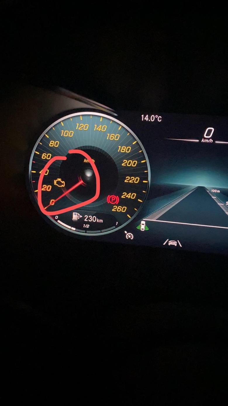 奔驰GLC300于9月份提车，开了不到4000KM，汽车行驶途中先是显示油箱盖未拧紧，停车拧紧后，发动机故障灯又亮了，反复启动后故障灯还在，什么原因
