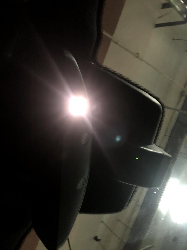 奔驰glc 奔驰车内后视镜下方有三个小圆灯，最后面的这个小圆灯是常亮的？还是后视镜线路故障