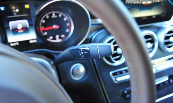 奔驰glc GLCCoupe油耗表现符合大众的预期，虽然是高功率发动机，但并不会比低功率版更费油，9AT变速箱在日常行驶中升挡较为积极，对于提高燃油经济性也提供了很大帮助。