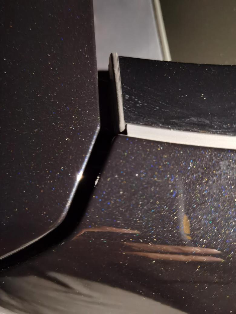 奔驰glc 2020款glcl260豪华提车17天突然发现前机盖缝隙左右不对称，这个正常吗