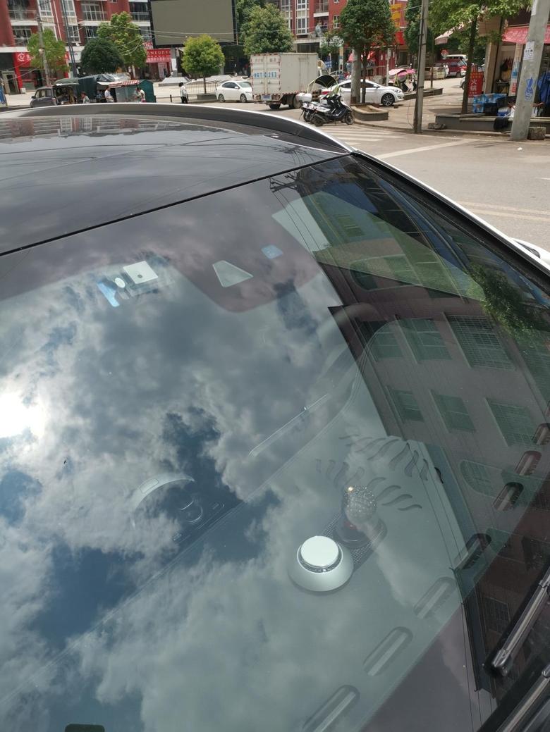 奔驰glc 请问车友们前挡风玻璃上雨量感应器旁边的是什么