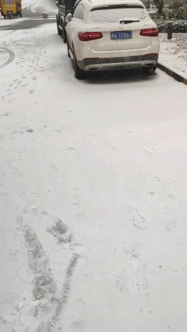 奔驰GLC被大雪盖了
