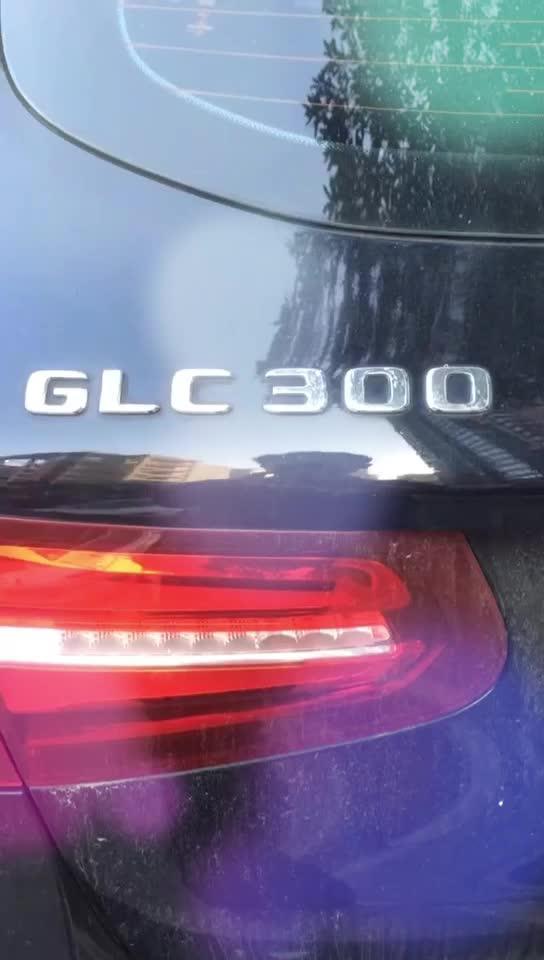 奔驰GLC300的识别标志。