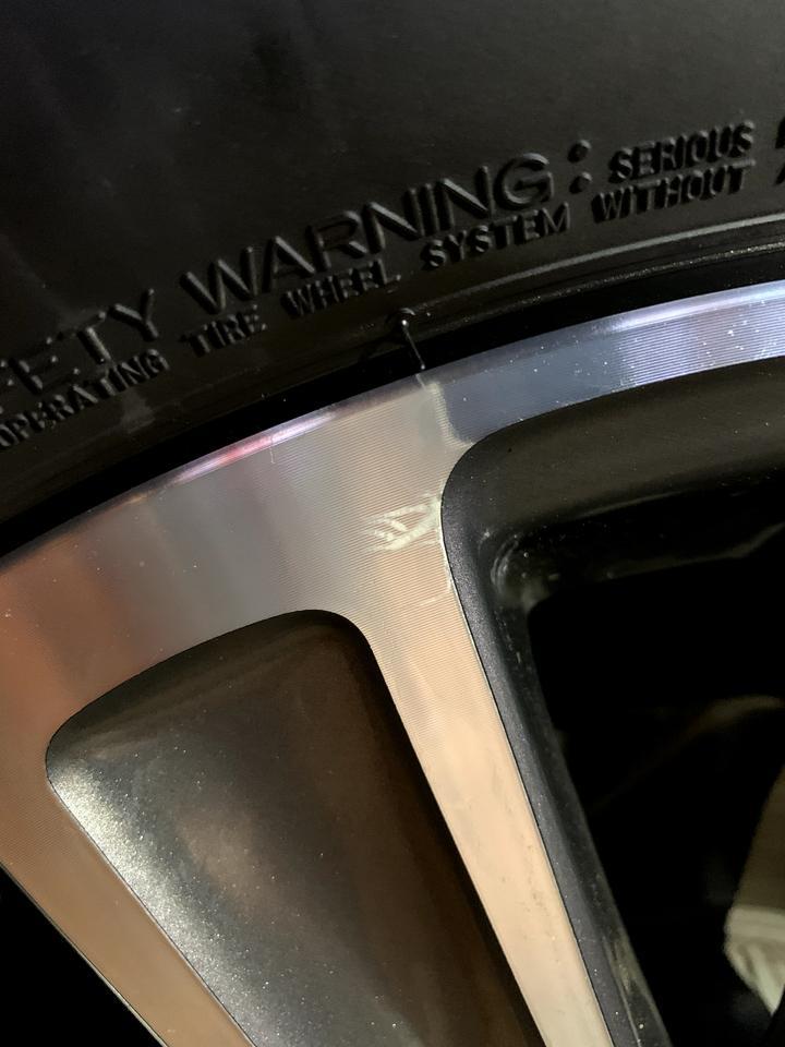奔驰glc 今天洗车发现轮毂表面有一些浅色的花纹，有些是有磕碰的痕迹，有些表面很光滑但是也有花纹。求解是什么情况？