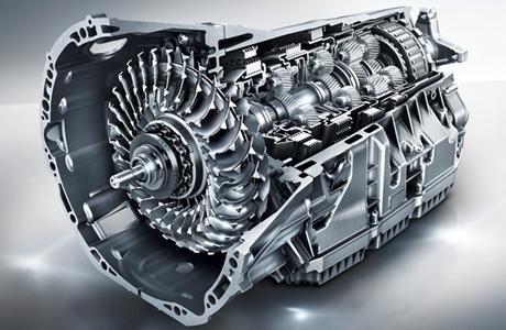 奔驰GLCCoupe搭配纵向安装发动机使用的9速自动变速箱，将效率、舒适性和动态性提升至全新高度。