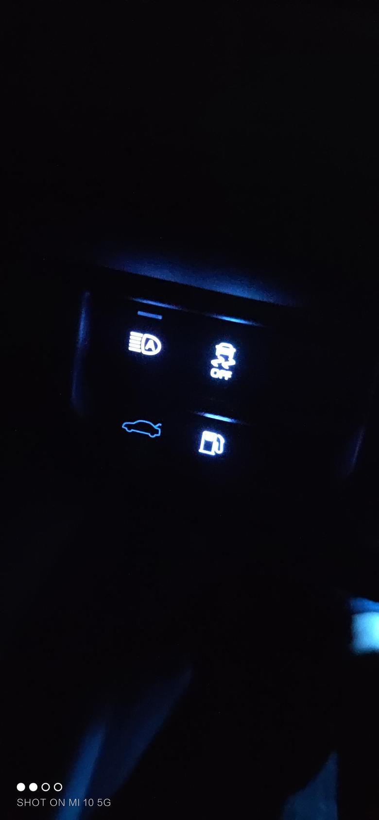 亚洲龙 突然发现晚上开灯的时候，驾驶方向盘左侧，开后备箱按键灯不亮了，不知是故障了，还是原来就是这样？拜托各位车友帮忙看看。?
