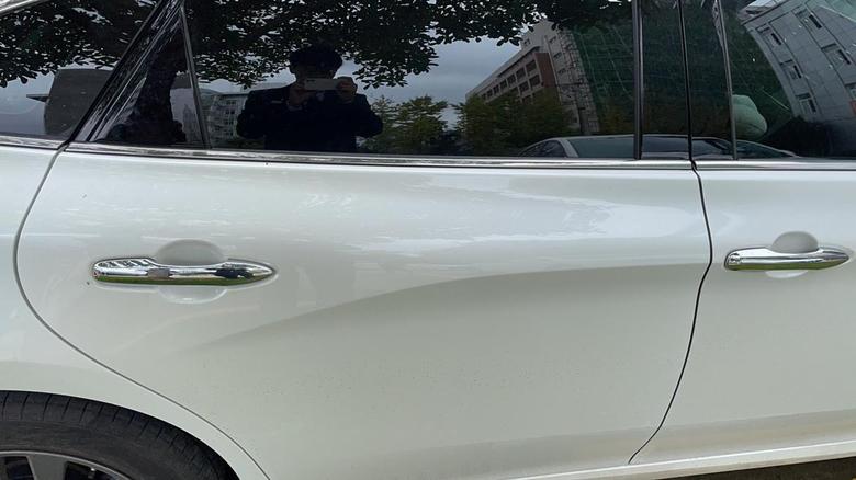 今年五一假期在成都提的亚洲龙2.5L燃油豪华版，刚买回来珍珠白蹭光发亮，现在已经变成米黄色了，才半年呐