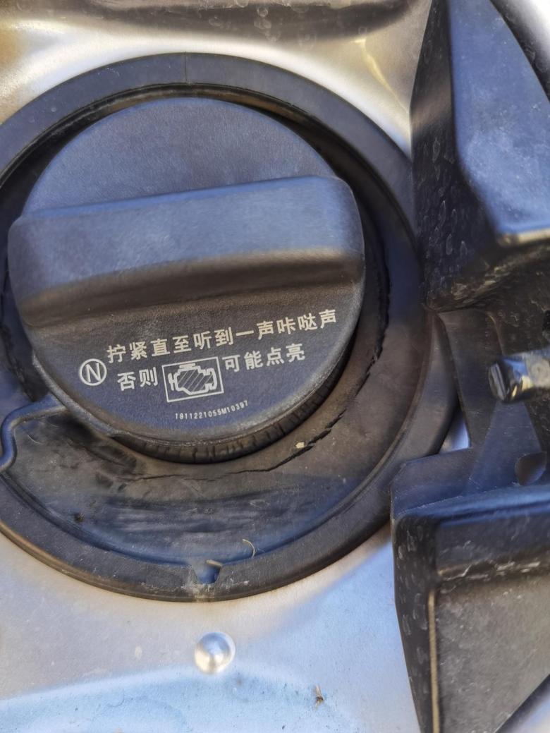 亚洲龙 才一年的车子出现油箱盖橡胶垫老化，你们有这种情况吗