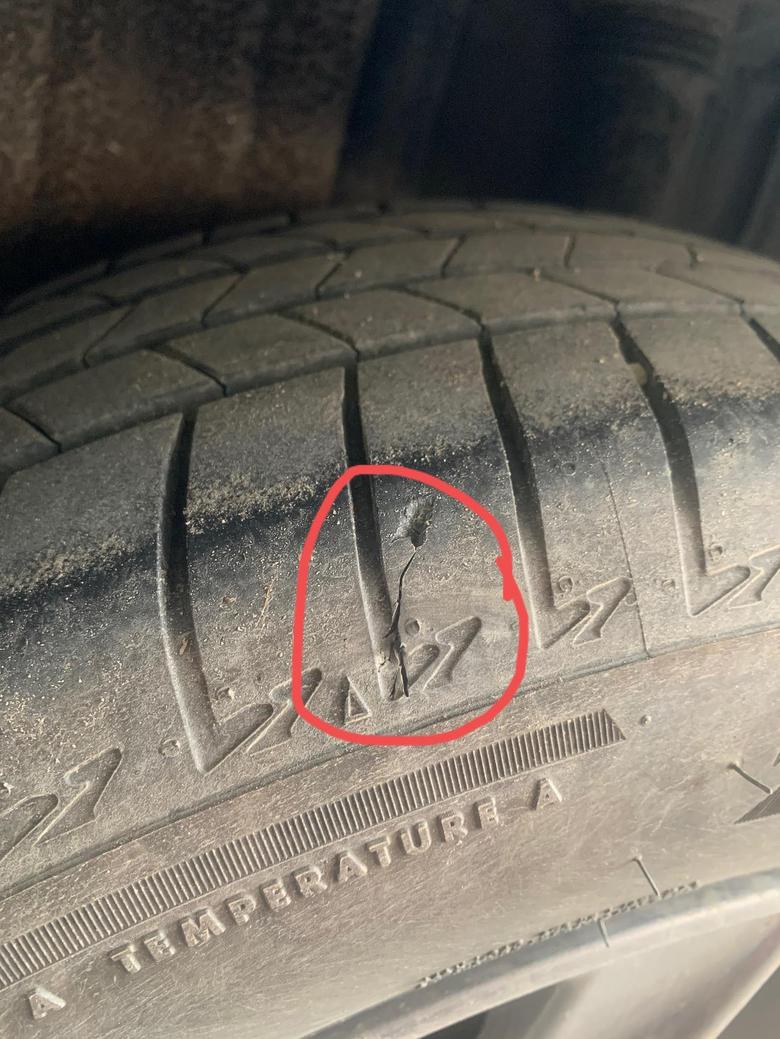 亚洲龙 轮胎这个位置裂了，是补还是换胎呢？