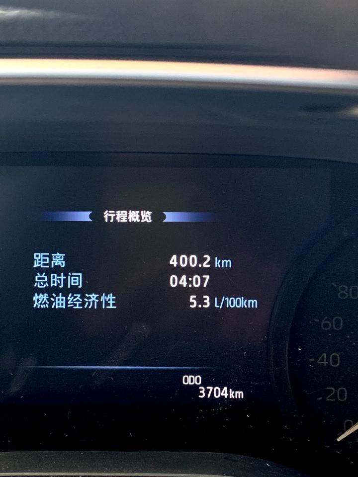 亚洲龙2.0，郑州到石家庄，两个人，后备箱装满，平均油耗5.3，现在的综合油耗是6.9。一箱油高速850公里没问题。