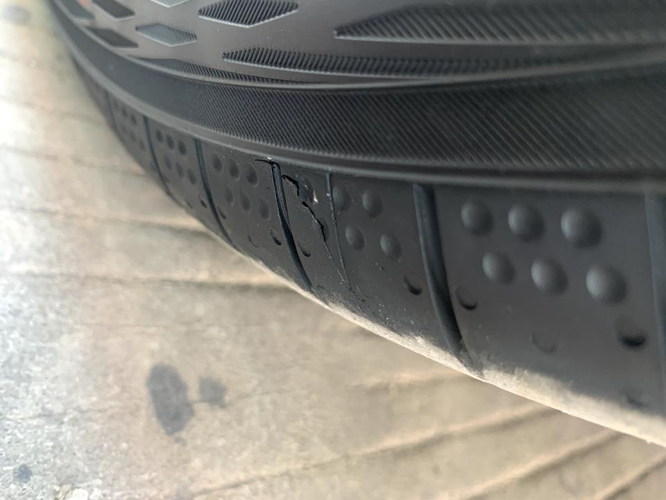 亚洲龙2.5尊贵这个轮胎有点裂痕这样有事吗？