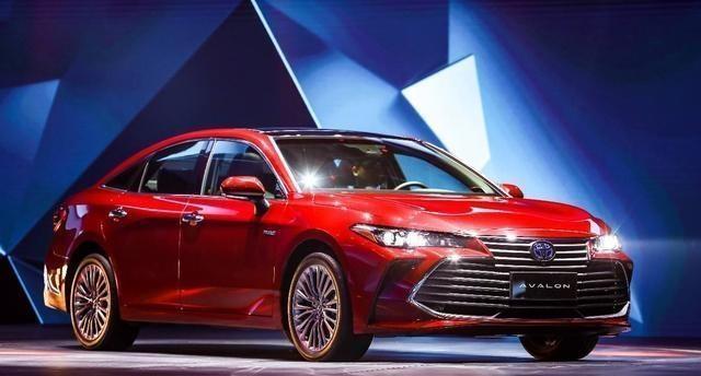 既然丰田亚洲龙承载着丰田公司对于中级车市场的新期望，丰田公司对于这款全新的车型同样不吝啬，在各方面的配置以及相关的售后服务上，相比同级车型都十分不错